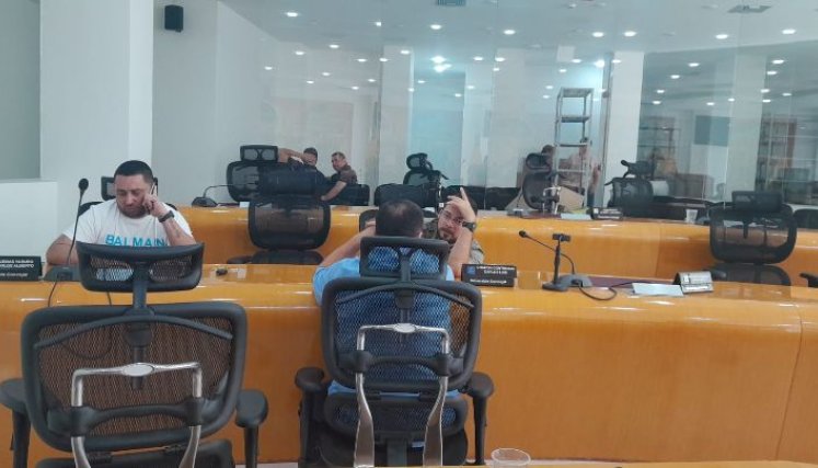 La sesión estaba citada para las 8:00 de la mañana, pero empezaron tarde y no llegaron todos los munícipes./Foto La Opinión 