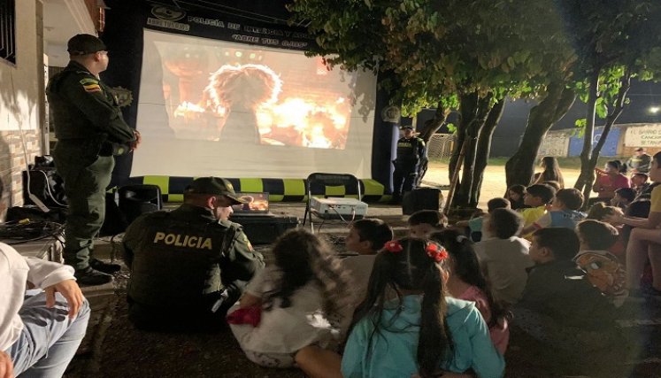 La Policía nacional y la gestora social lleva cine a los parques de Ocaña para restituir el tejido social.  