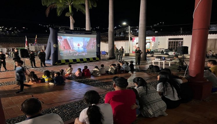 La Policía nacional y la gestora social lleva cine a los parques de Ocaña para restituir el tejido social.