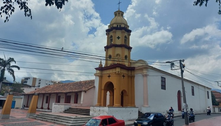 as lluvias han ocasionado el desplome de la parte lateral de los techos donde está ubicada la biblioteca pública Luis Eduardo Páez Courvel./Fotos Cortesía.