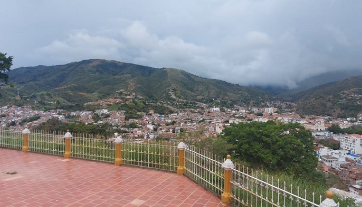 Líderes trabajan en el embellecimiento del cerro tutelar./Foto La Opinión.