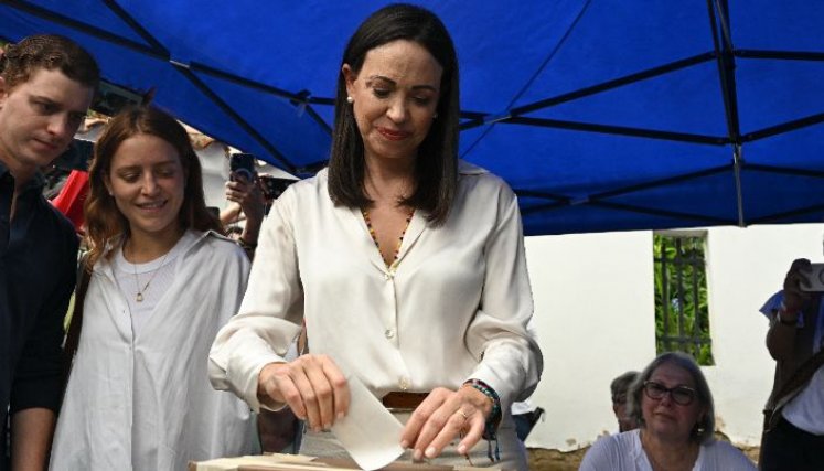 La precandidata presidencial venezolana del partido opositor Vente Venezuela, María Corina Machado votó en una mesa electoral en Caracas. Foto AFP 