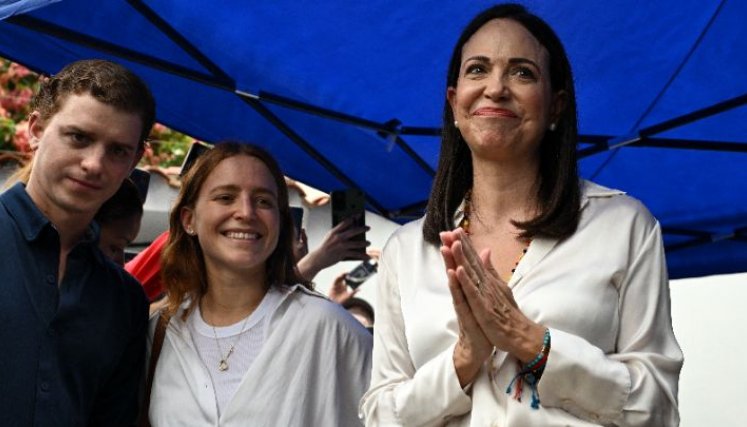 La precandidata presidencial venezolana del partido opositor Vente Venezuela, María Corina Machado votó en una mesa electoral en Caracas. Foto AFP 