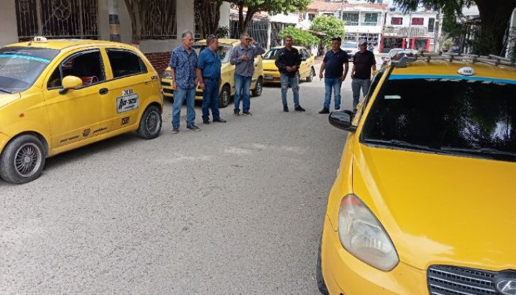 Paradero de Taxi colectivos en La Libertad/Foto Orlando Carvajal/La Opinión