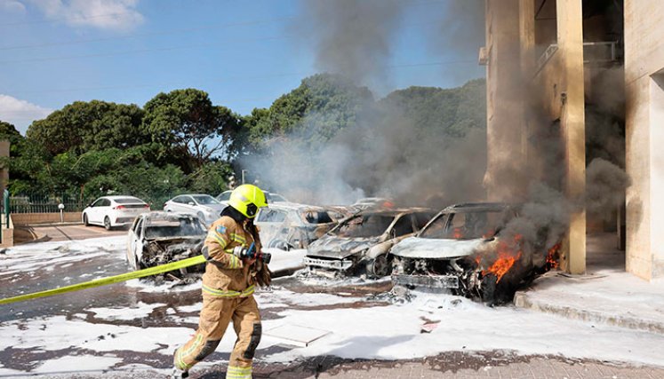 Bomberos apagan un incendio tras un ataque con cohetes desde Gaza contra Ashkelon, sur de Israel./ Foto AFP