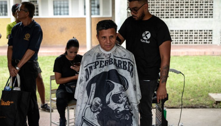 Barberos se ubicaron en un pasillo de la Universidad Central de Venezuela (UCV), en Caracas, para hacer los cortes de forma gratuita.