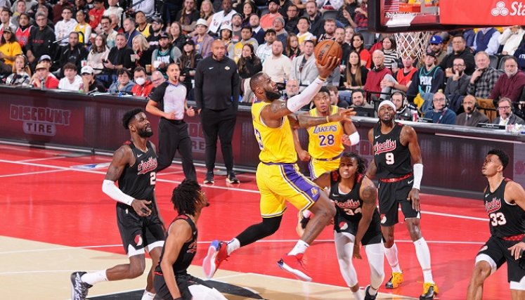 LeBron James mostró su jerarquía con los Lakers.