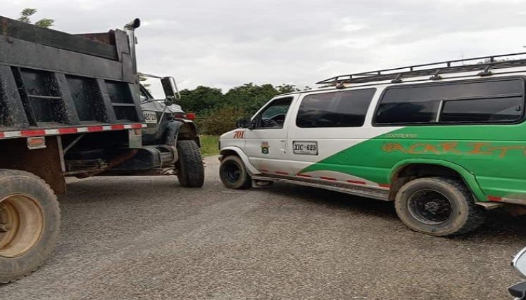 Cansados de tanto abandono estatal, campesinos bloquearon la carretera que comunica a la Playa de Belén con Hacarí./ Foto: Cortesía.