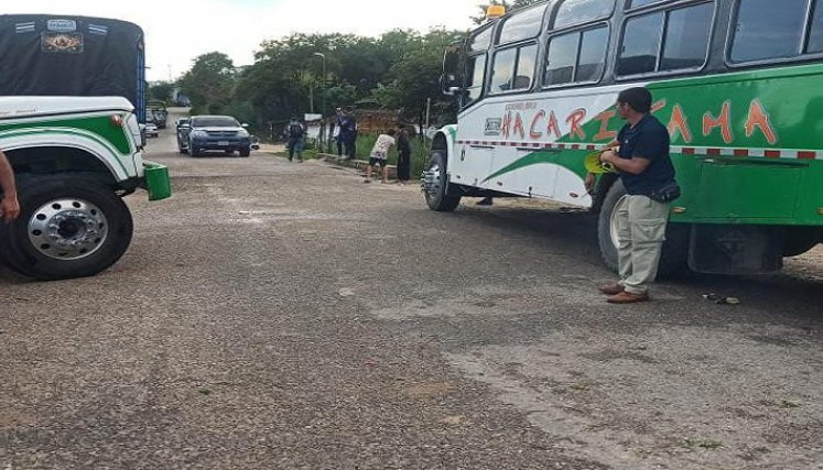 A un principio de acuerdo llegaron transportadores para despejar la carretera que comunica a La Playa de Belén con Hacarí. /Foto: Cortesía