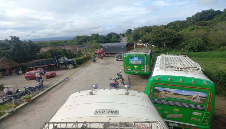 Cansados de tanto abandono estatal, campesinos bloquearon la carretera que comunica a la Playa de Belén con Hacarí./ Foto: Cortesía.