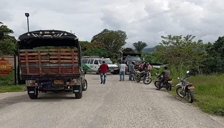 Cansados de tanto abandono estatal, campesinos bloquearon la carretera que comunica a la Playa de Belén con Hacarí./ Foto: Cortesía.