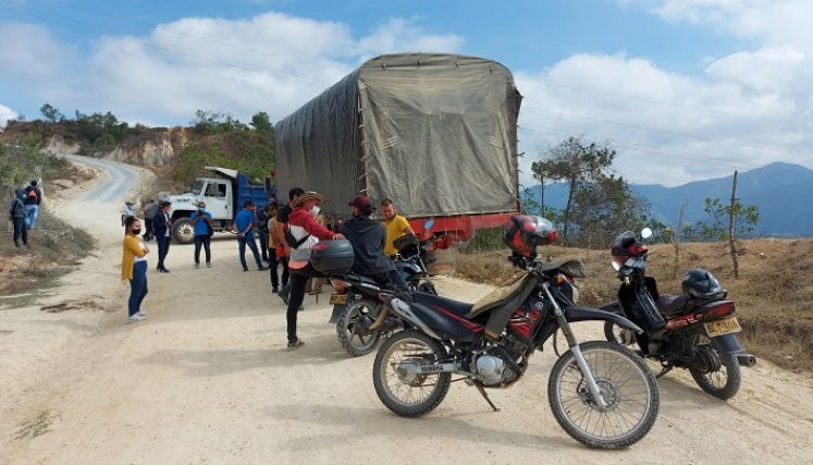 Cansados de tanto abandono estatal, campesinos bloquearon la carretera que comunica a la Playa de Belén con Hacarí./ Foto: Cortesía.