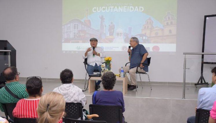 Gustavo Gómez y David Bonells, en una de las sesiones del diplomado. / Foto: Cortesía / La Opinión