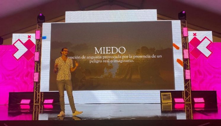 Christian regaló su libro ‘754 días’ a dos personas del público.