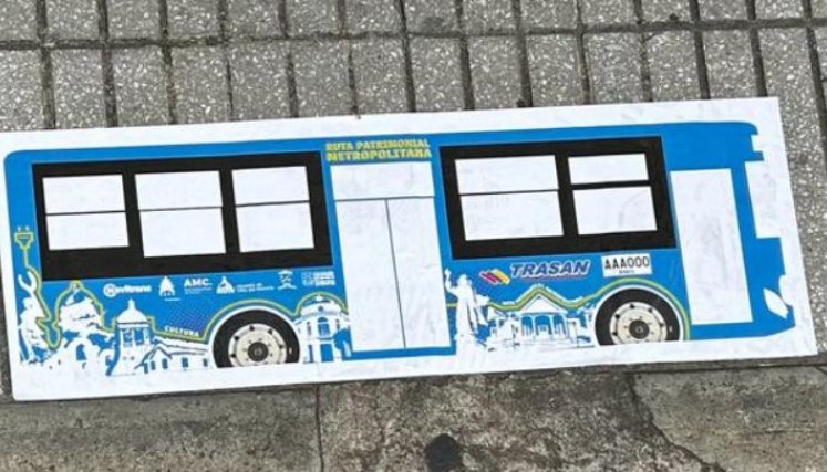 El bus funcionará como el sistema de transmilenios, tendrá unas estaciones específicas delimitadas con una imagen del vehículo en el suelo. / Foto: Nicolás Mojica. 