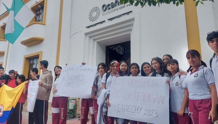 Estudiantes cerraron la carretera Ocaña-Cúcuta para exigir el transporte escolar. / Foto: Cortesía.
