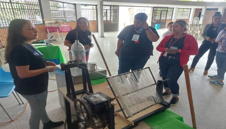 Niños campesinos elaboran las escobas con envases plásticos para, además, erradicar los mosquitos del dengue./ Fotos Cortesía