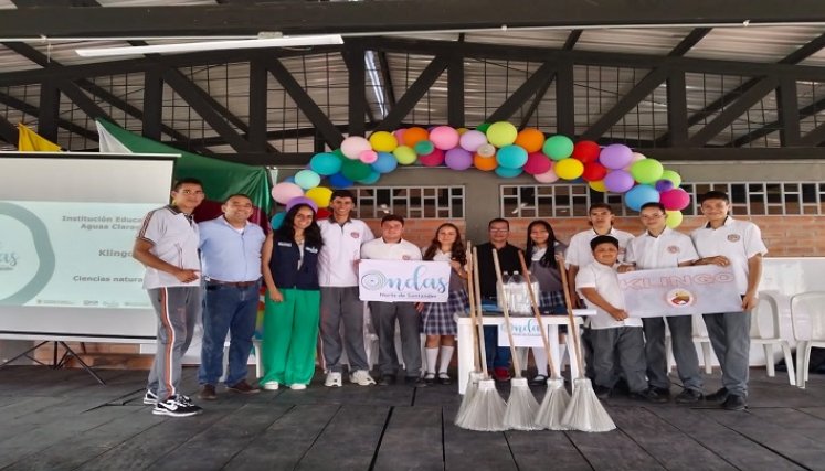 Niños campesinos elaboran las escobas con envases plásticos para, además, erradicar los mosquitos del dengue./ Fotos Cortesía