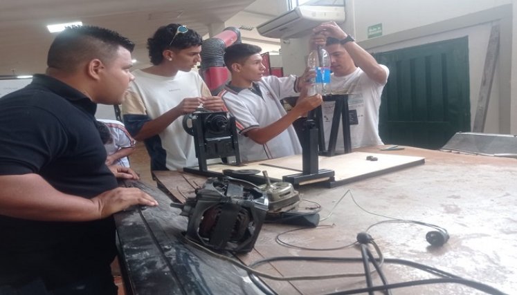 Niños campesinos elaboran las escobas con envases plásticos para, además, erradicar los mosquitos del dengue./ Fotos Cortesía
