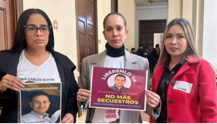 Yolima Díaz, hermana de Jhon Jairo Díaz. Ana Milena de la Peña, esposa de Fabián Arias. Helen Aranzales, esposa de Carlos Bayter./Foto cortesía