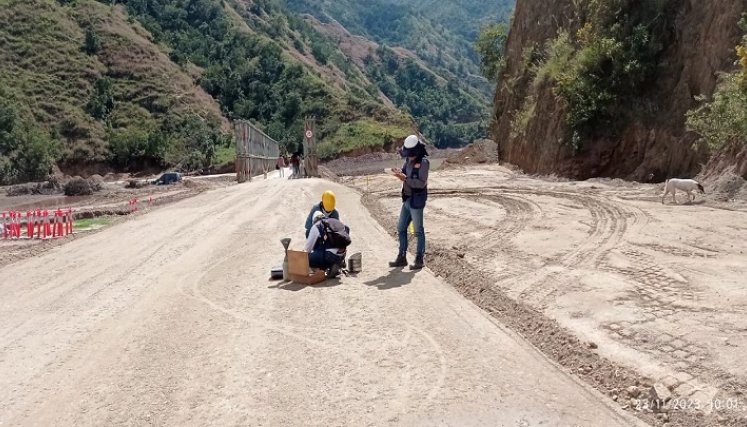 En medio de las dificultades por factores climáticos avanzan los trabajos en los accesos a los puentes metálicos./ Foto: Cortesía