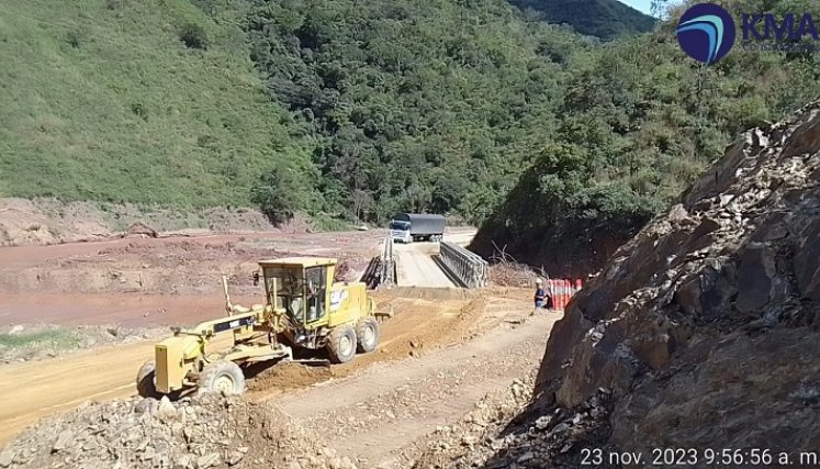 En medio de las dificultades por factores climáticos avanzan los trabajos en los accesos a los puentes metálicos./ Foto: Cortesía