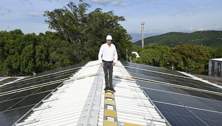 Con este sistema fotovoltaico se busca reducir la huella de carbono, disminuir los costos de energía del plantel y fomentar en la ciudadanía la importancia del cuidado del medio ambiente. / Foto: Cortesía