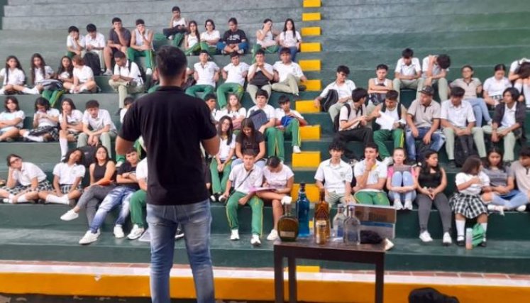 Hacienda del departamento sensibilizó a estudiantes de colegios sobre los riesgos del consumo de licor de contrabando/Foto cortesía