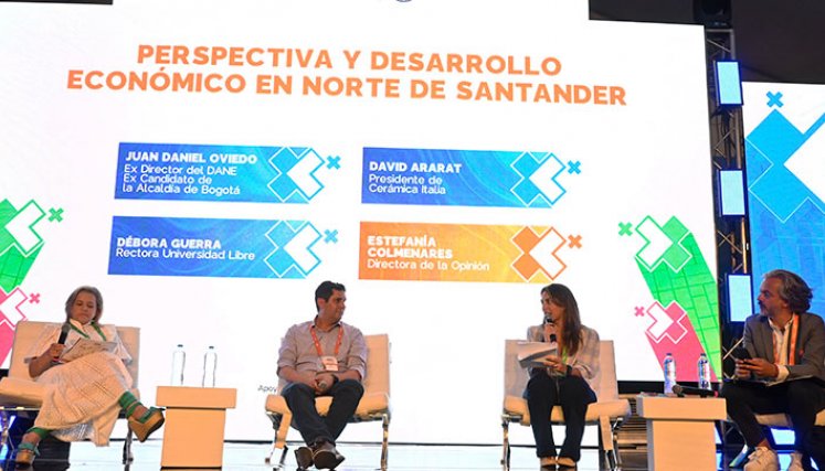 Conversatorio con la rectora de la Unilibre, Dévora Guerra; el presidente de Cerámica Italia, David Ararat; la directora de La Opinión, Estefanía Colmenares; y Juan Daniel Oviedo. / Foto Jorge Iván Gutiérrez-La Opinión