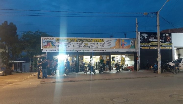 muerto en ferretería.