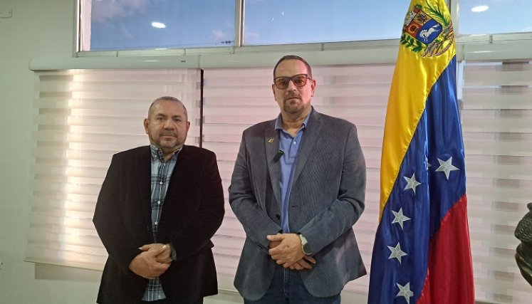 El alcalde San Cristóbal abordó temas de seguridad para los colombianos con el encargado de la oficina consular. Foto Anggy Polanco / La Opinión 