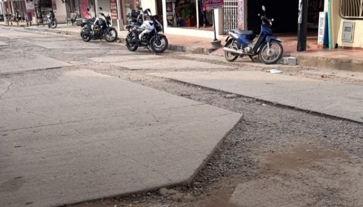 Los huecos aún adornan las avenidas en la calle quinta de Comuneros.