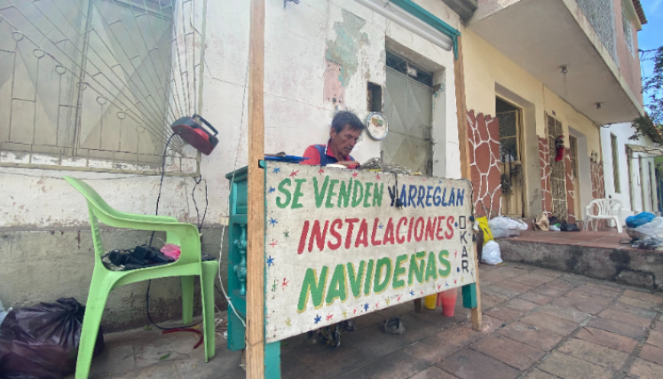 El señor Óscar trabaja todos los días desde las seis de la mañana.