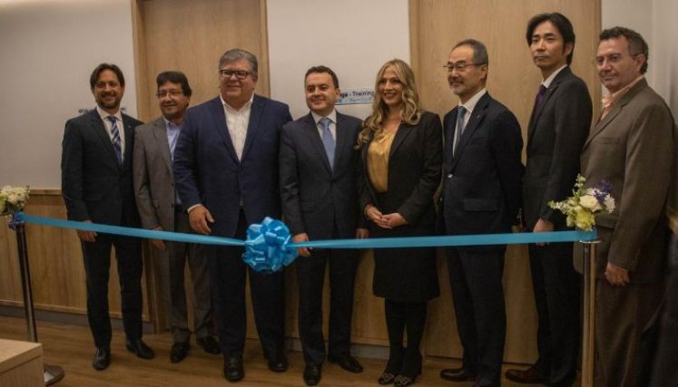 La empresa cumplirá 100 años el 2024. En la foto, (de izquierda a derecha) George Calienes, CEO Daikin Latin America Alexis Arcila, Gerente General SAEG Colombia Ximena Gomez, Gerente General Daikin Colombia; Satoshi Okayama, Presidente Daikin Latin America y  otros ejecutivos y clientes de Daikin. / Foto: Cortesía.