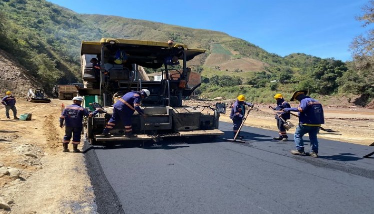 Una vez pavimentados los accesos a los puentes metálicos se habilitó la circulación vehicular en la carretera Cúcuta-Ocaña./Foto Cortesía