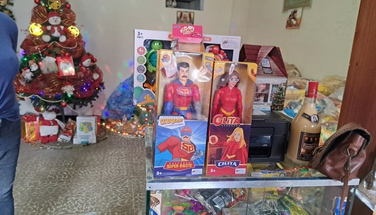 Súper Bigote y Cilita son exhibidos en la entrega de mercados Clap en una casa comunal de Barrio Obrero. Foto Anggy Polanco 