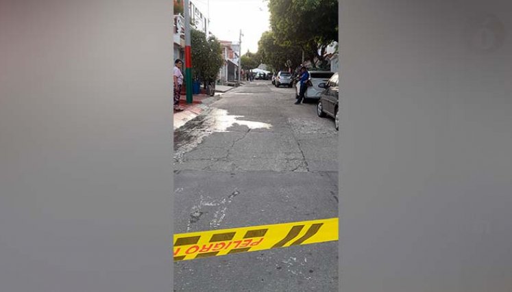 Dos hombres interceptaron a la víctima para robarla. 