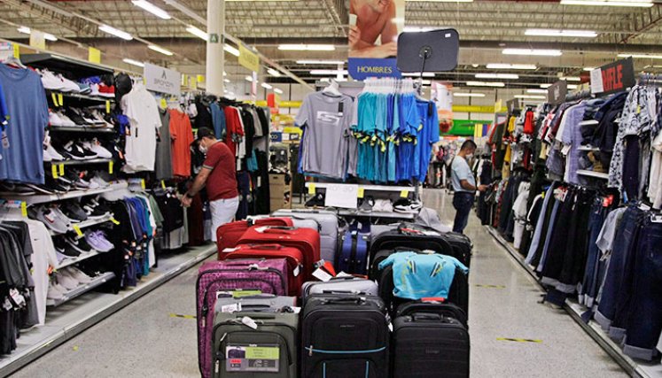 La compra de semidurables (ropa, calzado...) cayó 7,2%./ Foto La Opinión