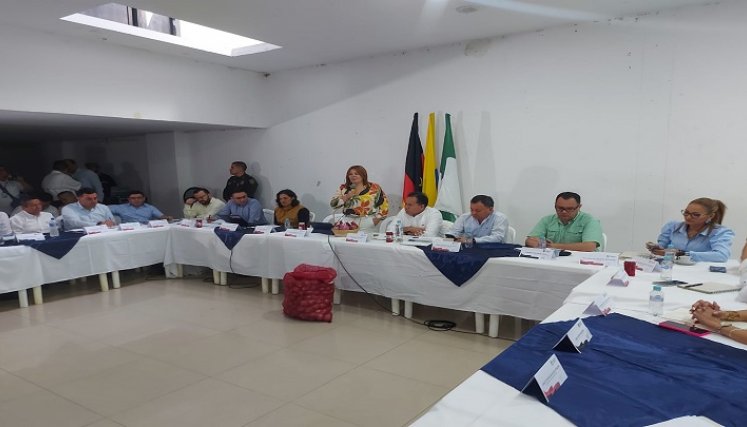 La viceministra de Agricultura, Aura María Duarte, toma nota de las inquietudes de los cebolleros de la región. / Foto: Javier Sarabia/La Opinión