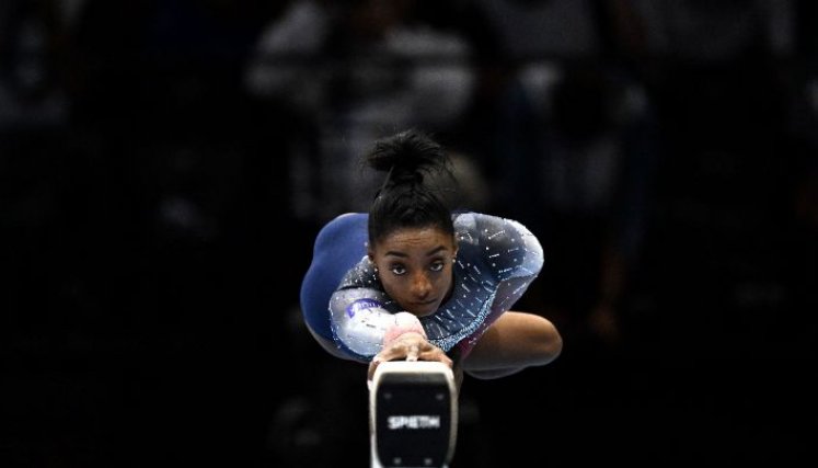 Bélgica-La estadounidense Simone Biles compite en la barra de equilibrio en la final por equipos femeninos durante el 52º Campeonato Mundial de Gimnasia Artística FIG.