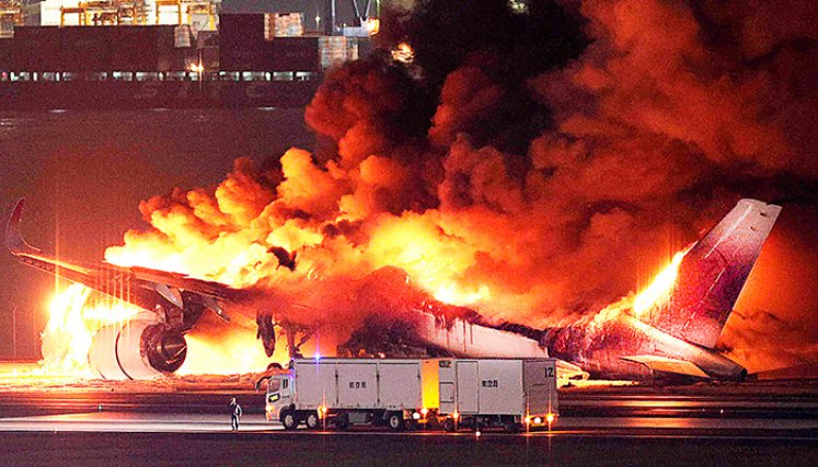 Colisión entre dos aviones en el aeropuerto de Tokio Haneda