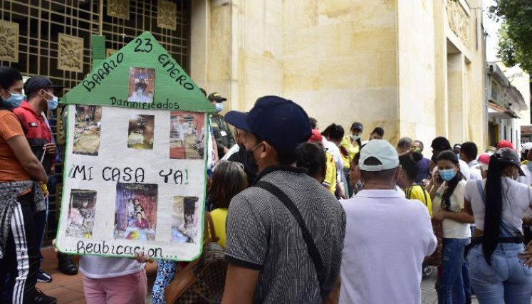 Durante la administración de Jairo Yáñez, las comunidades damnificadas tuvieron que plantarse frente al Palacio Municipal para ser escuchadas./Foto: Archivo / La Opinión 