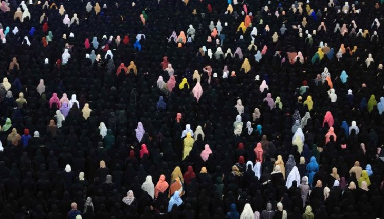 Emiratos Árabes Unidos-Musulmanes rezan en la Gran Mezquita Sheikh Zayed, en Abu Dabi, el 17 de abril durante una de las noches más sagradas del Ramadán.