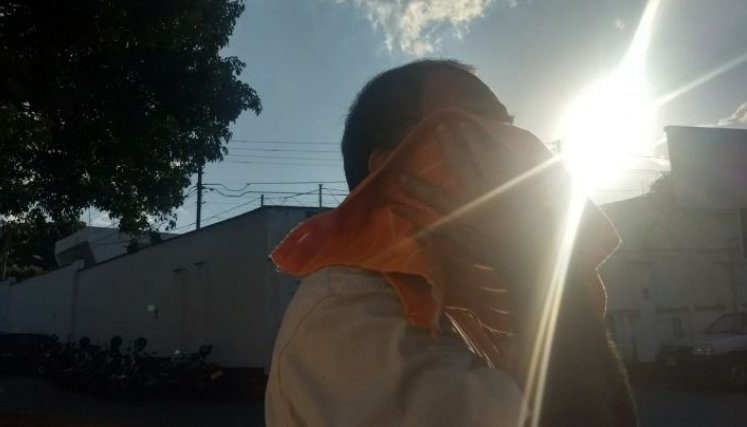Para protegerse de los rayos ultavioleta, lo mejor es utilizar protector solar.