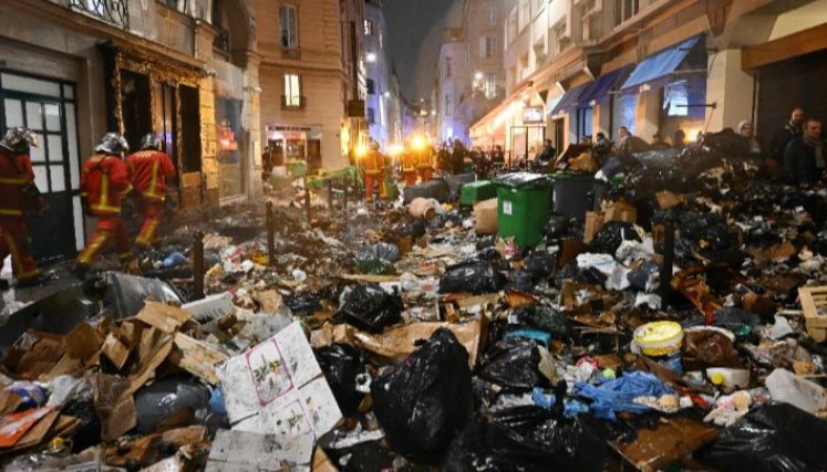 Francia-Los bomberos revisan la basura después de extinguir un incendio en medio de las manifestaciones en París. Una semana después de que el gobierno impulsara la reforma de las pensiones, el 23 de marzo.