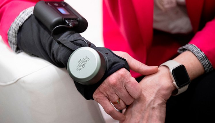 Guante de alta tecnología que controla el Parkinson