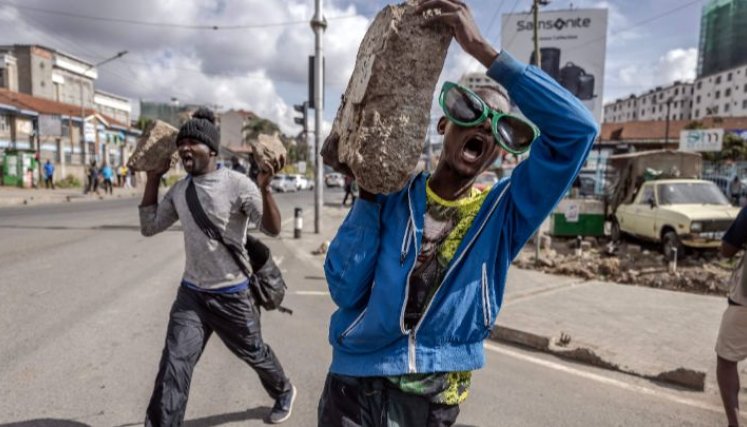 Kenia-Opositores del Gobierno keniano participar en protestas. Ciudadanos con piedras y coreando consignas, exigieron impuestos más bajos y un costo de vida reducido en Nairobi, el 20 de marzo