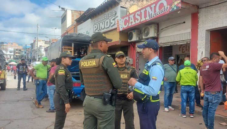 Ya empezaron con la revisión de las luminarias alrededor de la plaza de mercado. / Foto: Cortesía / La Opinión