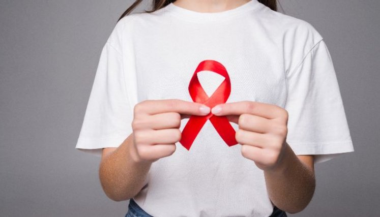 El lazo rojo simboliza el apoyo para las personas VIH positivas y con aquellos que conviven con el SIDA./