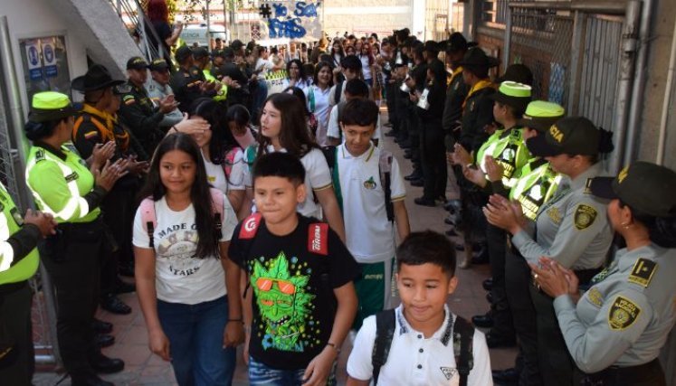 En Cúcuta, los estudiantes recibieron kits escolares por parte de la administración municipal. / Fotos: Cortesía / La Opinión 